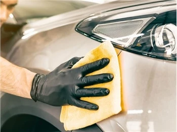 Detaljan proces poliranja odbojnika automobila